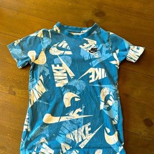Nike tee size 7